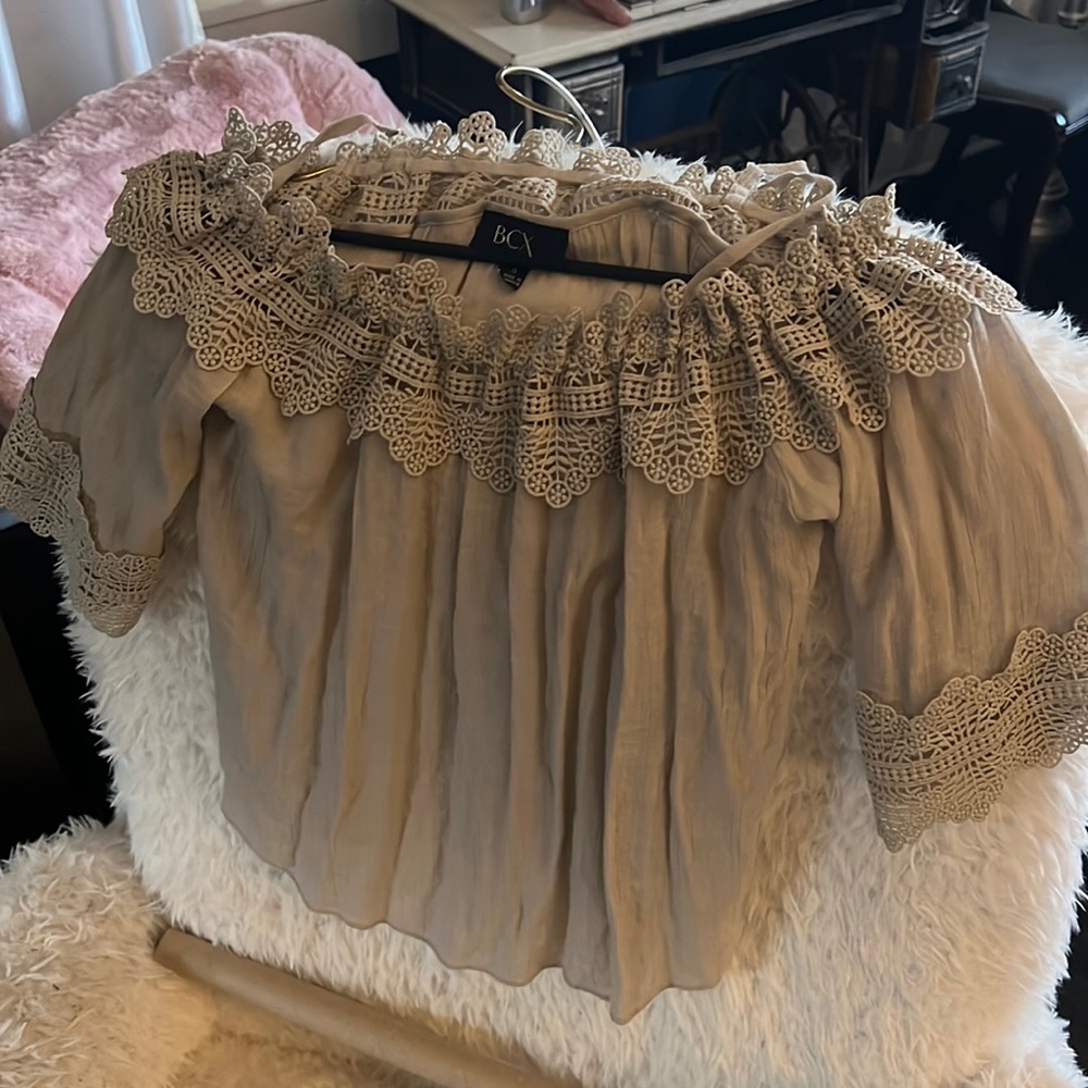 This off the shoulders top is so cute just in time for summer !